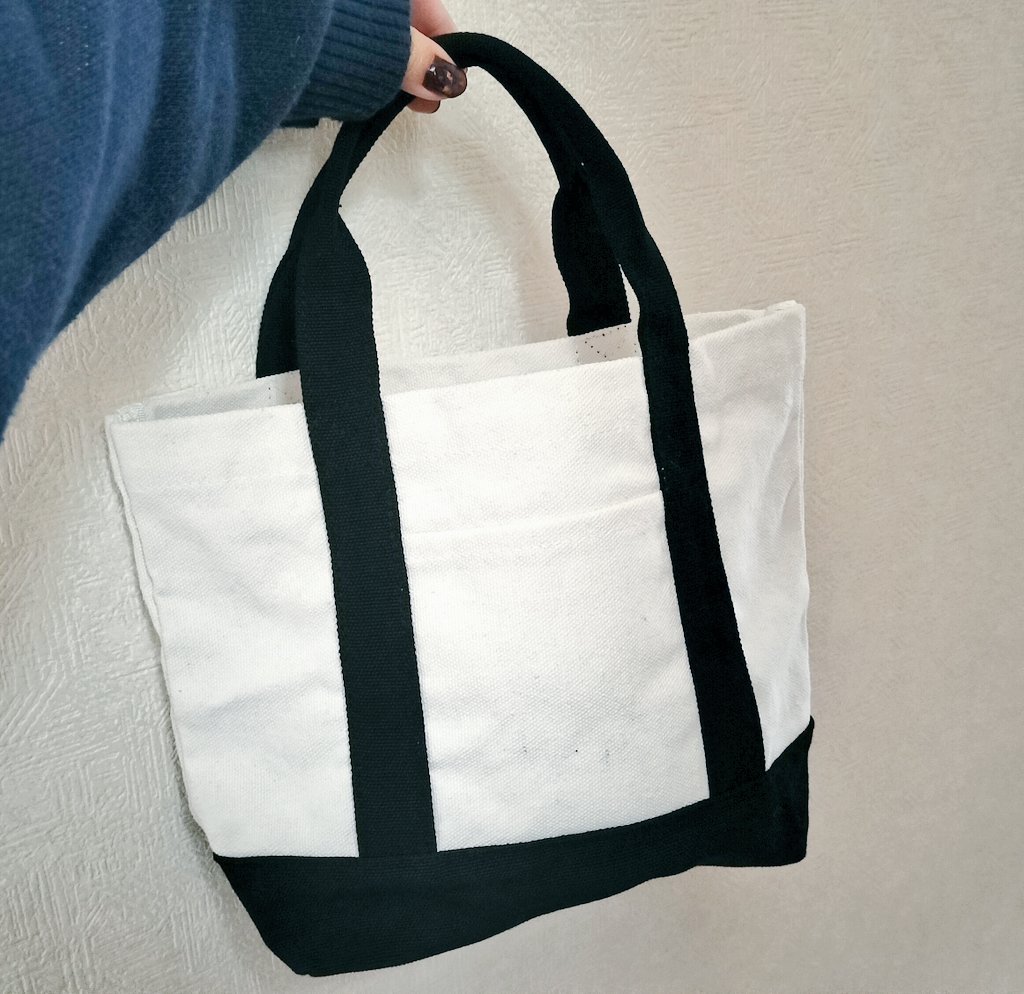 VIOLET16627767's tweet photo. スリーコインズに小さい家出トートみたいなやつが売っていた！
思わず買ってしまった🌸 https://t.co/MPKCbA1bYW