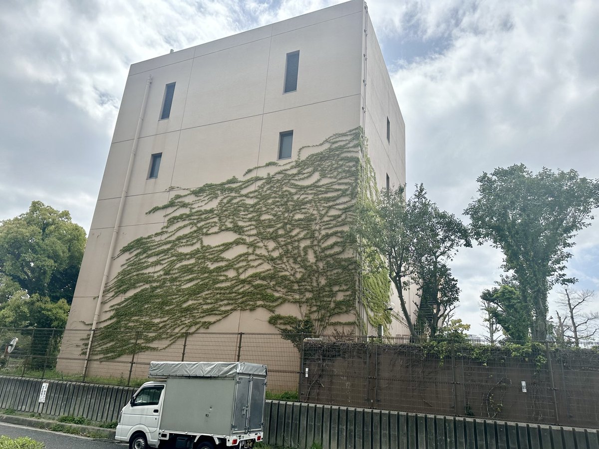 sindhusrinath's tweet photo. An ordinary building in Osaka. https://t.co/Qu8sZh4I82