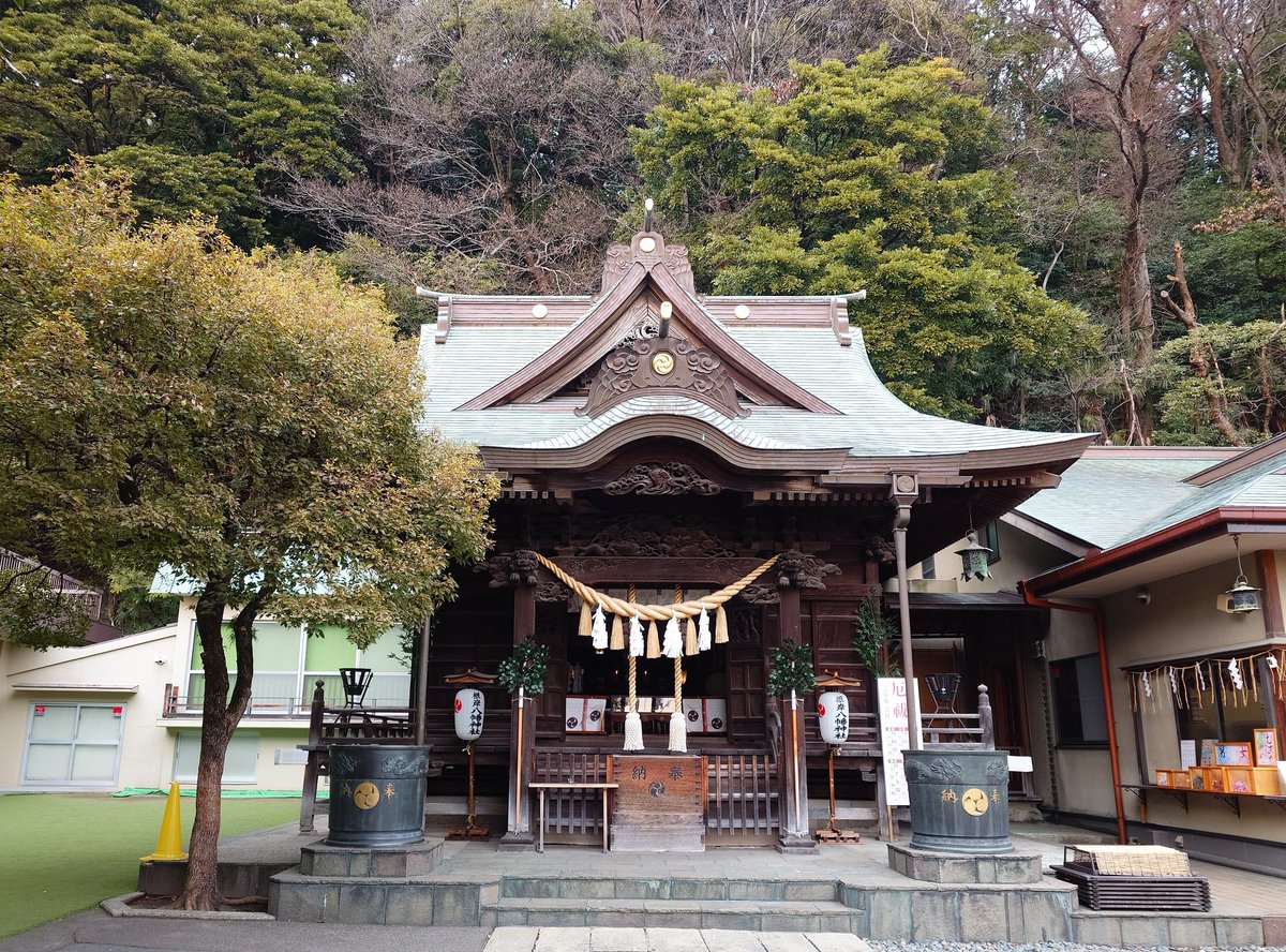 akimaru17's tweet photo. 横浜市JR根岸駅近くの根岸八幡神社に参拝⛩️静かな住宅街の中にあり人が少ないので参拝しやすいです。月替わりの御朱印も数種類あり、特に猫の御朱印が可愛いです😆
#御朱印 https://t.co/NIq5ShiNgW
