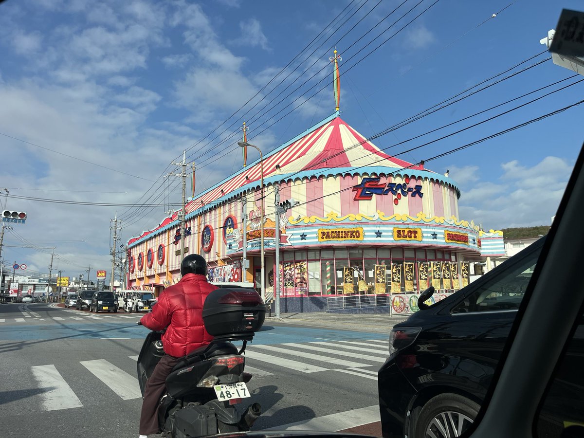 Vespablue's tweet photo. 沖縄のCostcoに行く途中、なんだかラスベガスにあるサーカスサーカスカジノホテルに似た建物があったので、写真を撮りました。びっくりです。 https://t.co/zXv2yyHGxP