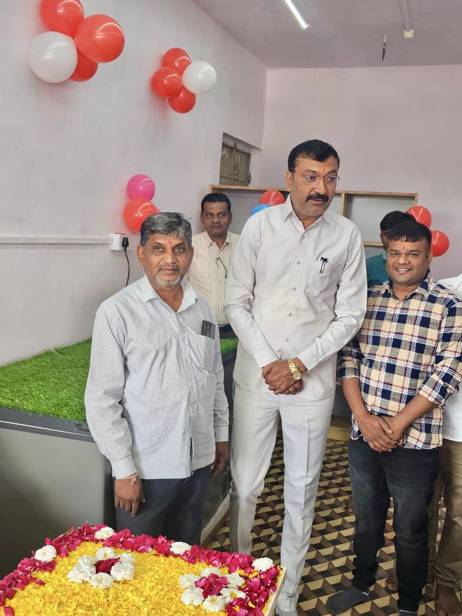 Ajay_Darji_'s tweet photo. આજરોજ લુણાવાડા તાલુકાના હાડોડ-ચાટકી મુકામે પગી કીર્તનભાઈ ના નવીન સાહસ થી માધવ પંચામૃત પાર્લર નું શુભારંભ કરી નવીન વ્યવસાયમાં ઉત્તમ પ્રગતિ અર્થે હાર્દિક શુભકામનાઓ સહ અભિનંદન આપ્યા. https://t.co/kpvR68o75c