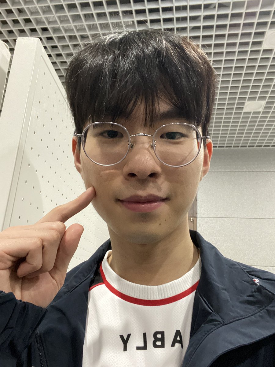 bilye436's tweet image. 250214 #블리스 #BLISS
브이빼고 따봉빼고 요청했는데 볼콕하셨는데 다른포즈해주세요 해서 볼하트까지 받았어요 야호!