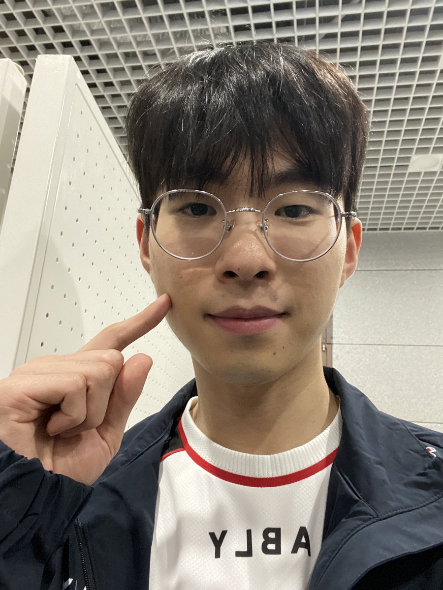 bilye436's tweet image. 250214 #블리스 #BLISS
브이빼고 따봉빼고 요청했는데 볼콕하셨는데 다른포즈해주세요 해서 볼하트까지 받았어요 야호!