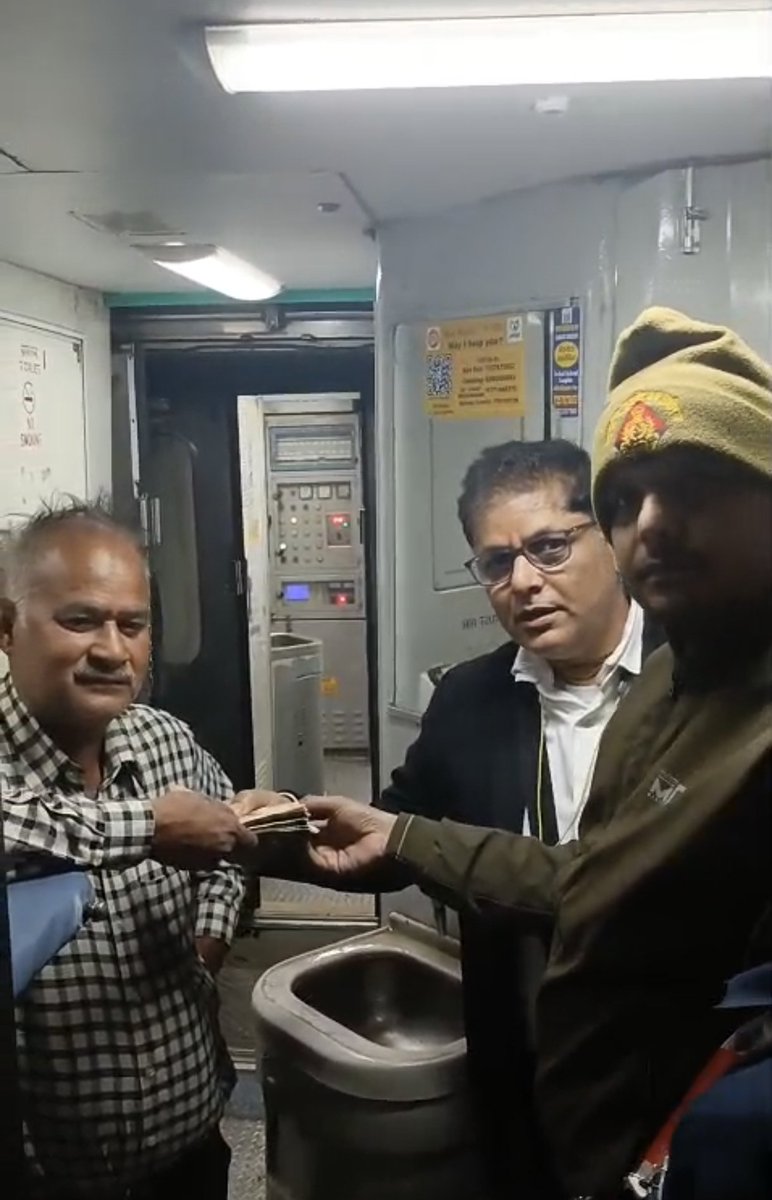 irtcso's tweet photo. श्री यशवंत मीणा CTI TDL ने गाड़ी संख्या 20801 के A1/30 के यात्री के गिरे हुए ₹54300 रुपए यात्री को सुरक्षित लौटाकर ईमानदारी की मिसाल कायम की
@GMNCR1 @drmncrald @RailMinIndia https://t.co/eBNwTbrK2u