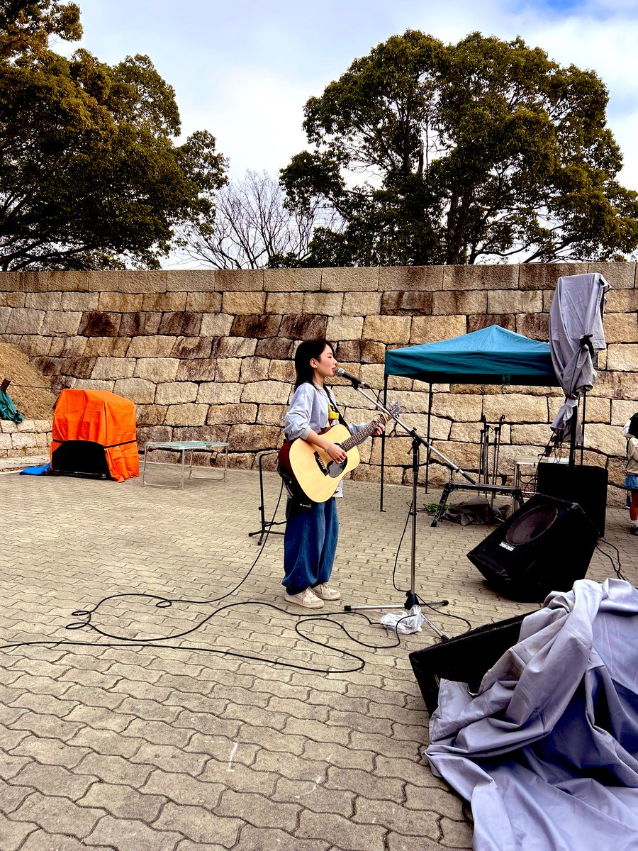 🏯26/2/15城天ストリート🏯

5組目
『✨841 fr.ナンカノユメ✨』

ポツポツ雨がみるみるうちに
晴れていき青空に
841の声が高く遠くまで響きます✨

おはようのコールアンドレスポンスから始まり
昨日のオーディションの話をお届け🎤

#841 
#ナンカノユメ 
#城天ストリート
#フリーライブ
#大阪城公園
