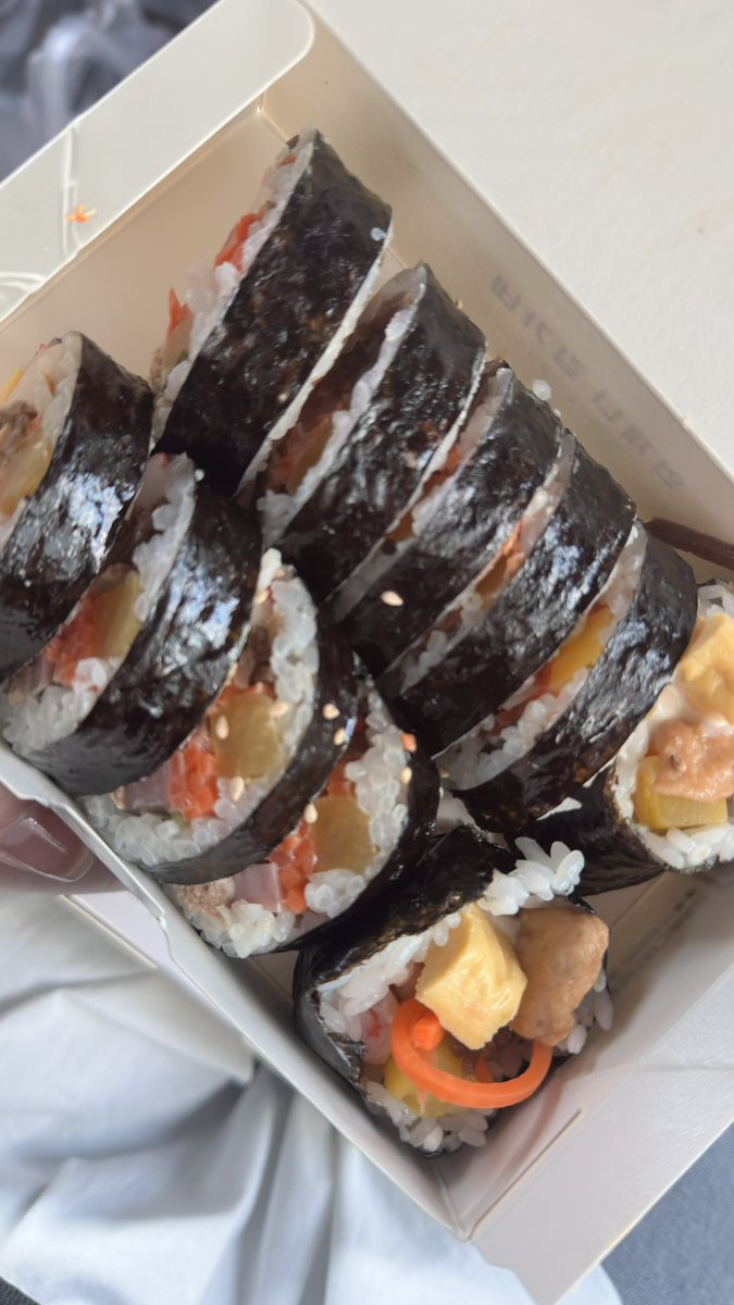 김밥 먹으며 할무니집 내려갑니다~ 
아직은 네비로 4시간 30분 걸리네요 🤦🏻‍♀️ 
다들 좋은 하루 보내세요 💕