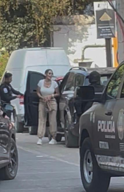 neoliberalover's tweet image. DE ÚLTIMO MOMENTO.

Mientras matan a 11 mujeres a diario, la policía de la @SSC_CDMX, a cargo de @PabloVazC, escolta y cuidan de @DianaSanchezBar, ¿sólo llegaron unas cuentas por los privilegios, como el de qué la escolte la policía?

¿Pruebas?

Ahí las tienen. 
En un evento