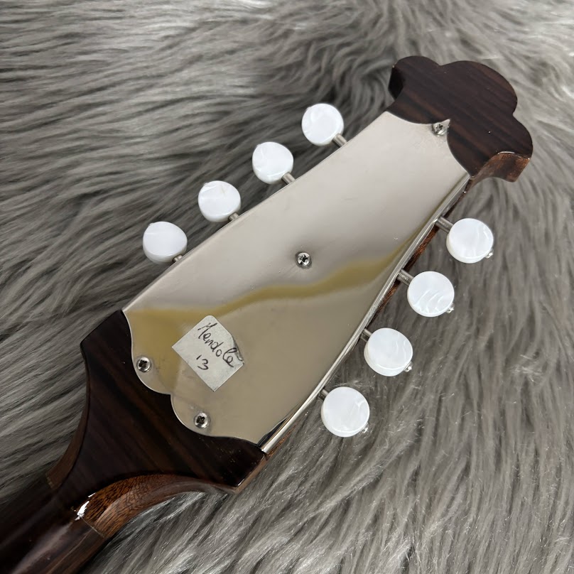 🌟中古マンドラ入荷情報🌟
イタリアを代表する老舗メーカー #カラーチェ のNo.13 中古マンドラが入荷📣
多彩な演奏表現を可能にするミドルグレードのモデルになります。
目立つ傷のない非常に綺麗な個体です👍

詳細はコチラ👇
store.shimamura.co.jp/ec/pro/disp/1/…
#島村楽器 #錦糸町 #マンドラ