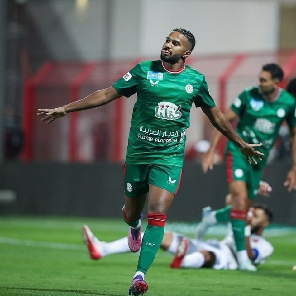 مــقرن tweet media