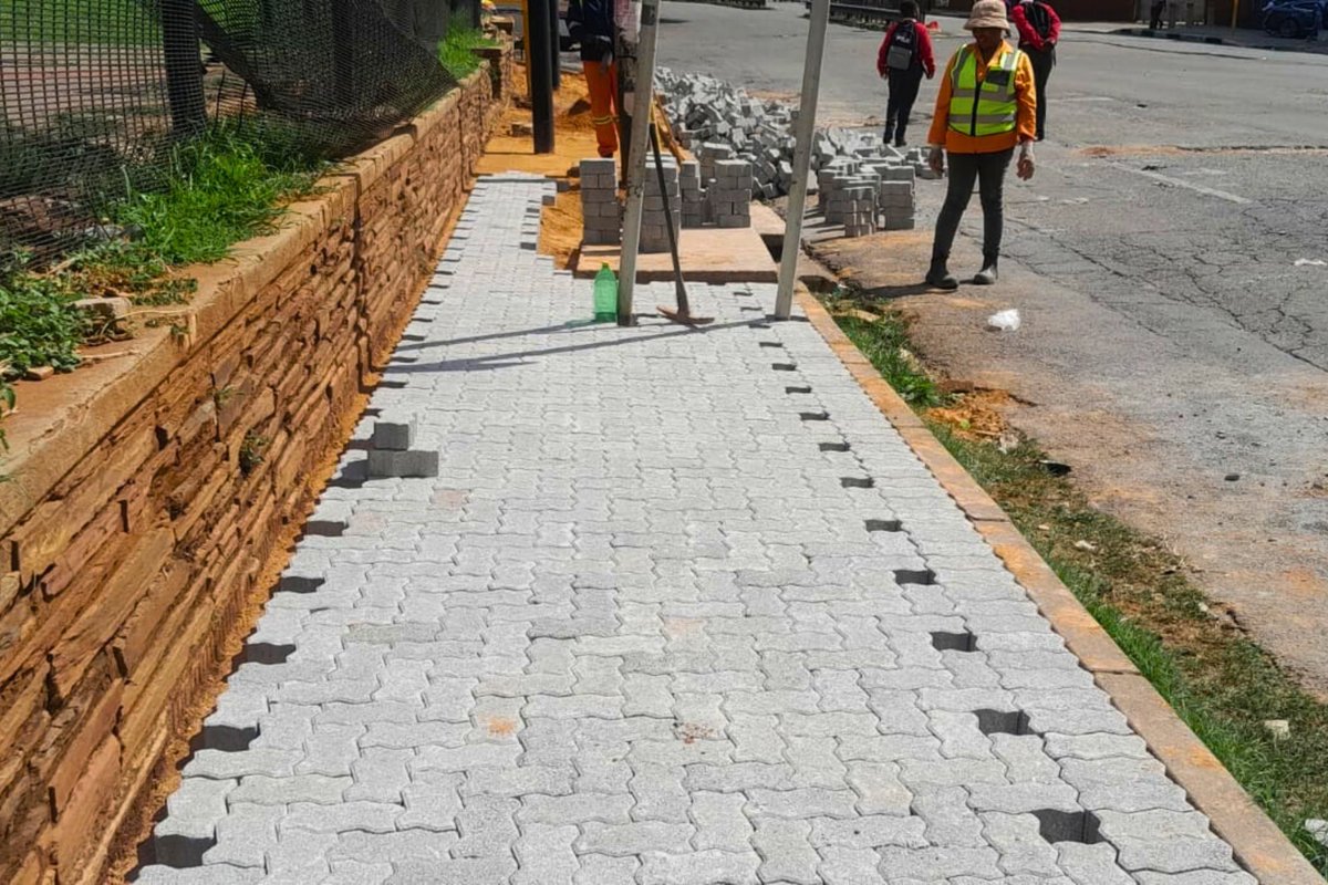 JDA_joburg's tweet photo. 🚧Edith Cavell Str Update

Construction is moving into its final stages along Edith Cavell, with teams focused on completing public environment upgrades. These works form part of the Rea Vaya Phase 1C, improving safety, accessibility, and the public environment. #JoburgReimagined https://t.co/yVvkqylSjy
