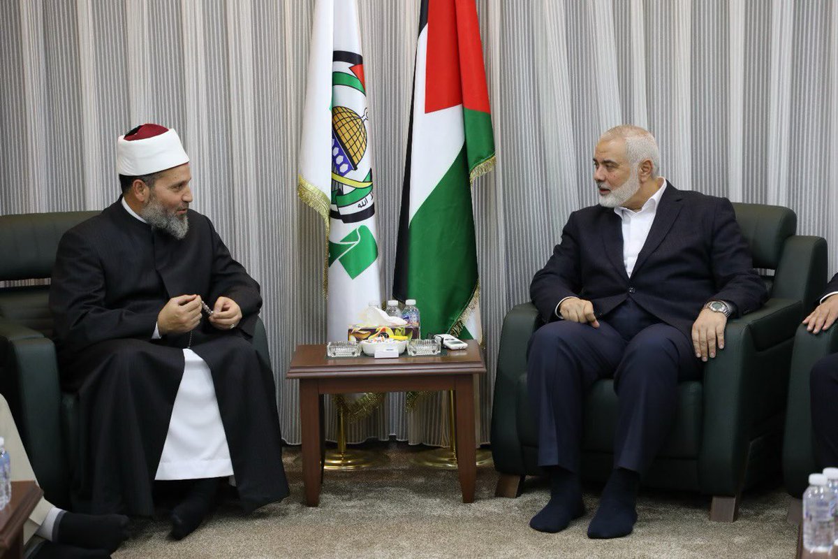 جزاكم الله خيرًا دكتور الشنقيطي،

أنا متابع جيد ـ أو هكذا أزعم  وبالتأكيد لا أهتم بمعلومة ( سرية ) تخص الحركة ينشرها العدو ، فكيف تكون سرية؟!!
ولي لقاءات مع بعض قيادات الخارج بشكل شبه منتظم. وقد سألت أكثر من واحد منهم عن هذه الوثائق والمعلومات التي ذكرتموها، فلم يؤكدها أحد.

وكان