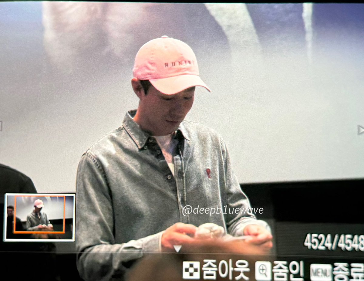 ╭ ◜◝ ͡ ◜◝ ͡  ◜◝ ╮
　이게 나라고 ?
╰ ◟◞ ͜  ◟ ͜   ◟◞ ╯
                     O
                         °.