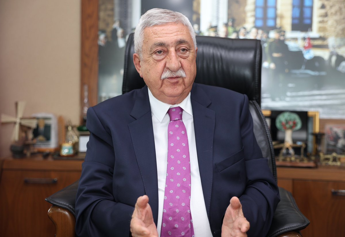 B_Palandoken's tweet photo. DEPREM BÖLGESİNDEKİ ESNAFIN KREDİ BORÇLARI ERTELENMELİ

Asrın felaketinin üzerinden üç yıl geçti. Bilindiği üzere 11 ilimizde gerçekten de KOSGEB destek kredileri o günün şartlarında esnafın ayakta kalmasına yardımcı oldu. Önemliydi tabi. Bir taraftan şimdi TOKİ artık iş yerlerini yine oradaki yurttaşlarımızın evlerini yapıp bölüm bölüm teslim ediyor. Ancak esnafın iş yerlerinin bir arada olabilmesi ve esnafın dükkanlarının çok büyük olmasından kaynaklanan sıkıntılar da oluyor. Çünkü esnafın gücü yetmiyor bu sefer o dükkanların taksitlerini ödemeye vesaire. Önemli bir sıkıntı oluyor.

BÖLGE AYAĞA KALKMADAN ESNAFIN KREDİ TAHSİLATI BAŞLAMAMALI

Biliyorsunuz yanında işçi çalıştıranlara 750 bin lira. Yine işletmeyi ayağa kaldırmak için 500 bin lira. Yine aynı şekilde az hasarı olanlara 300 bin lira gibi rakamlar verildi. Ama önümüzdeki ay maalesef bunların geri dönüş ödemeleri başlıyor. Esnafın mağduriyeti orada hala bitmedi. Şehir tam manasıyla oturulacak hali gelmedi. İş yerleri gerçekten esnafın tam taşınacağı, ayağa kalkacağı dönemlere rast geldi. Biz diyoruz ki KOSGEB bunu belirli süre zarfında biraz daha uzatırsa esnaf sıkışmadan iş yerindeki yapacağı masrafları vesaireleri de bu 11 ilimizde çok önemliydi bu depremin etkileri. İş yerlerinin birçoğu da binaların altında olduğu için tamamen iş yerlerini kaybettiler.

KOSGEB ÖDEMELERİ UZATILIRSA ESNAF VE VATANDAŞ RAHATLAR

Bu paraların ödenmesi de aynı şekilde onların yine malzeme alması, iş yerlerindeki hasarı getirdiği zararların ödenmesi falan bu zaman dilimi içerisinde çok da yeterli olmadı. Ama verilen destekler gerçekten de eğer makul bir süre daha uzatılırsa ödeme güçlüğüne göre taksitler biraz daha uzun vadeye yayılırsa esnaf da orada rahat edecek. Tabii en önemlisi vatandaşımız rahat edecek. Yapılan yeni iş yerlerinde yeni müşterileriyle bu işlerini idame ettirmeye gayret edecekler. Bunun için bir çağrı yapıyoruz. Bunun belirli bir süre daha bu borcun ötelenmesiyle ilgili.