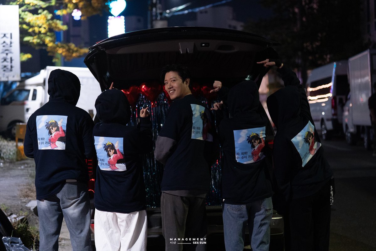 [#박희순]

💌초대장
‘강신진’을 떠날 보낼 수 없는 
사람들의 모임에 초대합니다

#ParkHeeSoon 
#판사이한영 #강신진 #TheJudgeReturns