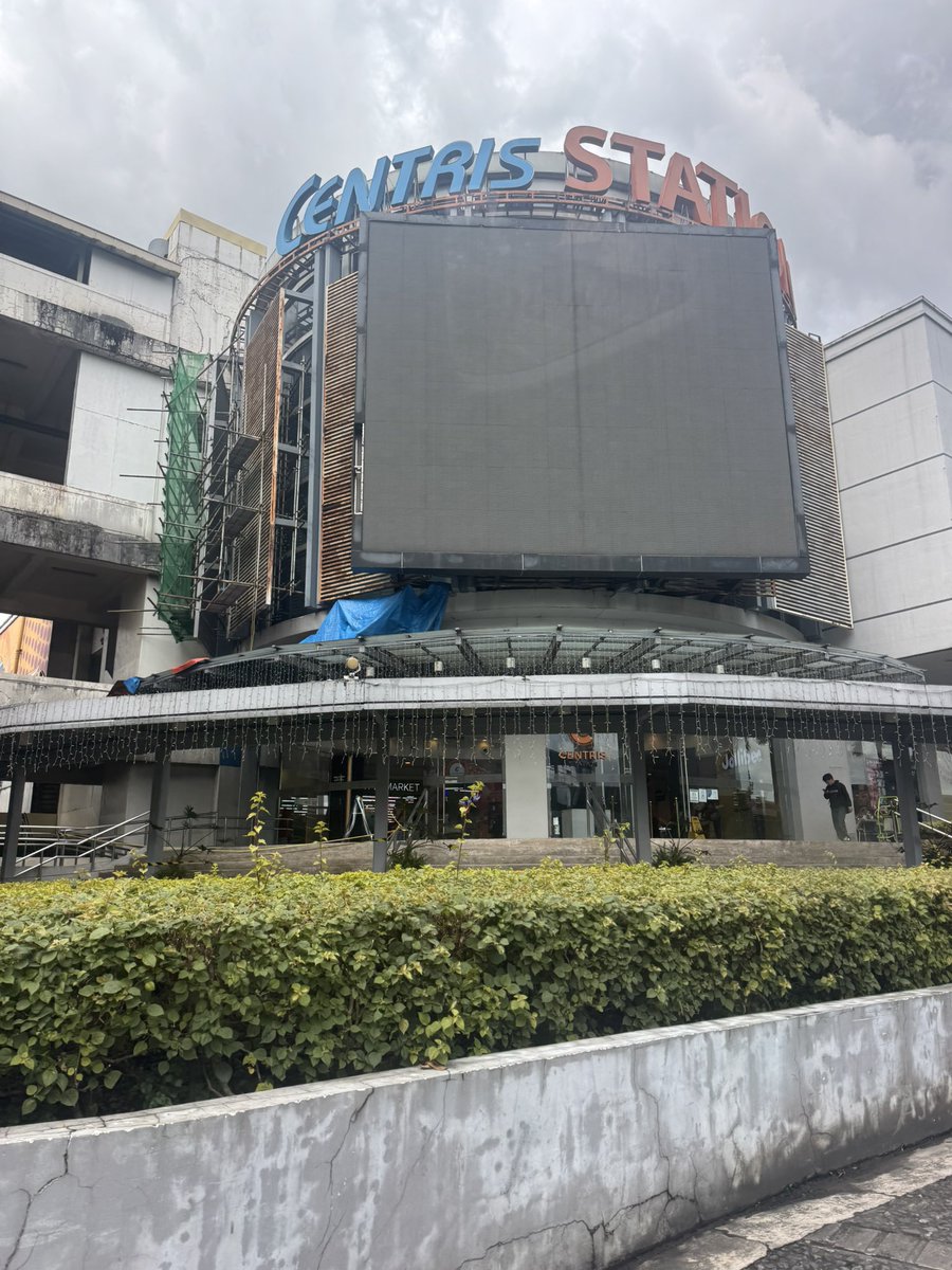 hypedarcher's tweet photo. Naiihi na ako. Saan ba yung makasalanang CR dito? https://t.co/xusDGOePfI