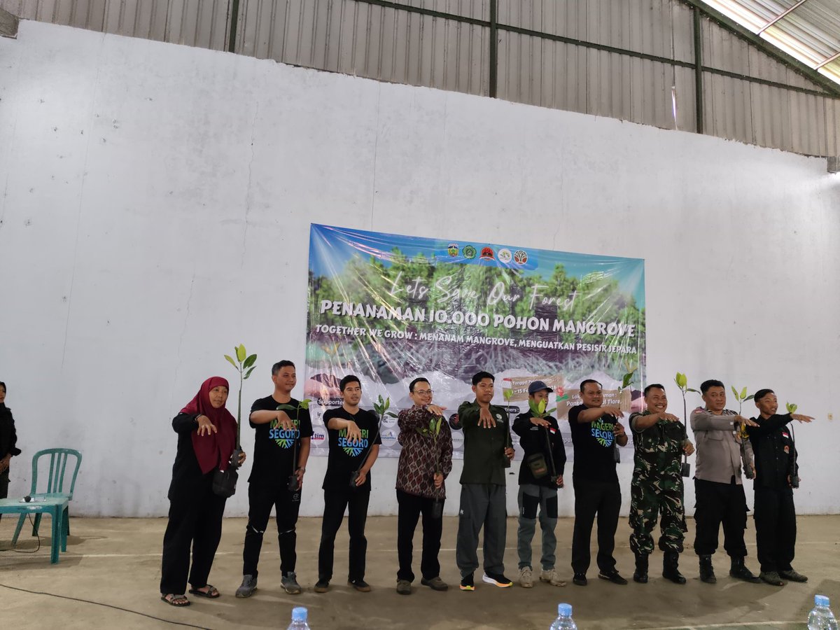 Bersama Mapala Matarna Unisnu, Pemdes Tanggultlare , Pokdarwis Tanggul Samudro, DLH, Bpdas, dan lainnya melakukan penanaman mangrove jenis Rhizopora sp sebanyak 2000 batang..
Ikhtiar bersama menjaga pesisir pantai..#mangrove #ngopeninglakoni
<a href="/DwiCahyoPurnom8/">Dwi Cahyo Purnomo</a> 
<a href="/dlhkprovjateng/">Dinas Lingkungan Hidup dan Kehutanan Prov Jateng</a>