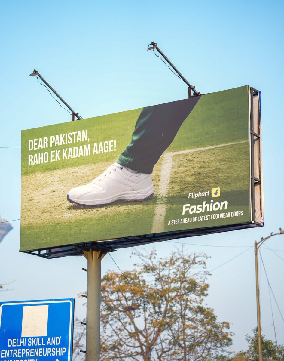 mufaddal_vohra's tweet image. Innovative advertisement. 😄