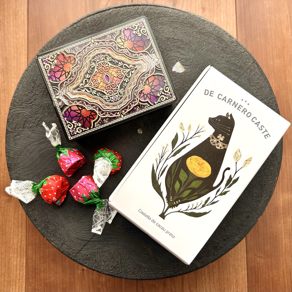 昨日はギャラリーでのお店番で差し入れをいただきました、誠にありがとうございます🙇

一部すでに食した後がありますが…可愛くて美味しかったチョコたちです🥰