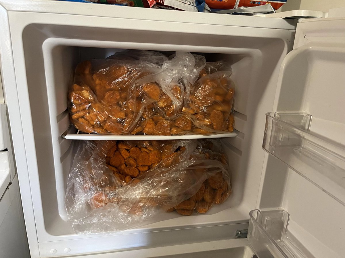 My headcanon for Emma and her daughter is, Emma’s fridge is filled to the brim with chicken nuggies for her daughter lmfao so basically like this… 😭 she loves her daughter dearly