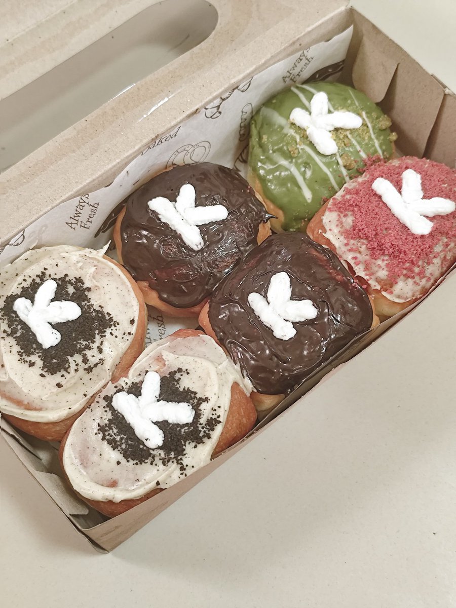 futurenjm's tweet photo. Varian Menu Donat Susu

Donat 1 boxx exclussive isi 12 40k 
Donat isi 6 20k 
Donat isi 4 16k
Donat isi 3 10k 

Request rasa : 
Coklat 
Selai stroberi 
Matcha
Tiramisu
Redvelvet

Free Ongkir Untuk daerah Kampus UM, UB, UIN
Buruan order🙌🏻  +62 899-3373-939
#malang #donatmalang https://t.co/b7nmNQ4iKJ