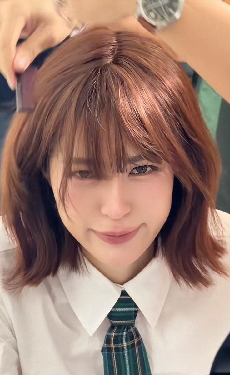 ถ้าพี่หลิง ผมสั้นมีหน้าม้า 😭🫠 หล่อมาก หล่อตะโกน ฉัน งง มาก คือชีเป็นคนหน้าหวาน แต่ก็หน้าคมอะ คิ้วเข้มๆ ผมสั้นสีน้ำตาล หล่อมาก ไม่ดื้อวิกเลย