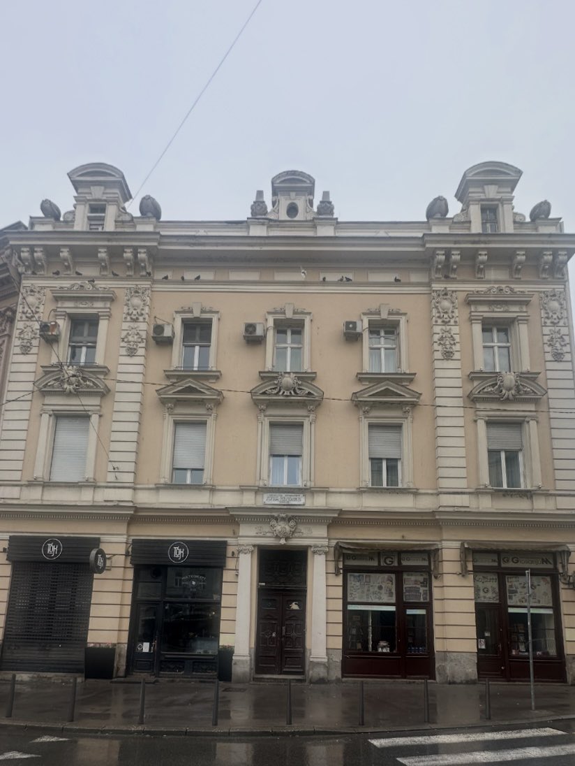 RodoljubSabic's tweet photo. Početkom 20. veka bio je jedan od najbogatijih ljudi u Srbiji, skromnog obrazovanja a veliki prosvetni dobrotvor. U Savamali koju je voleo i gradio digao je mnogo lepih kuća, pravih palata, koje je zaveštao univerzitetu.
Živeo je u stanu u ovoj, jednoj od najmanjih. 
I na njoj je iznad vrata natpis - Beogradskom univerzitetu, Luka Ćelović.
