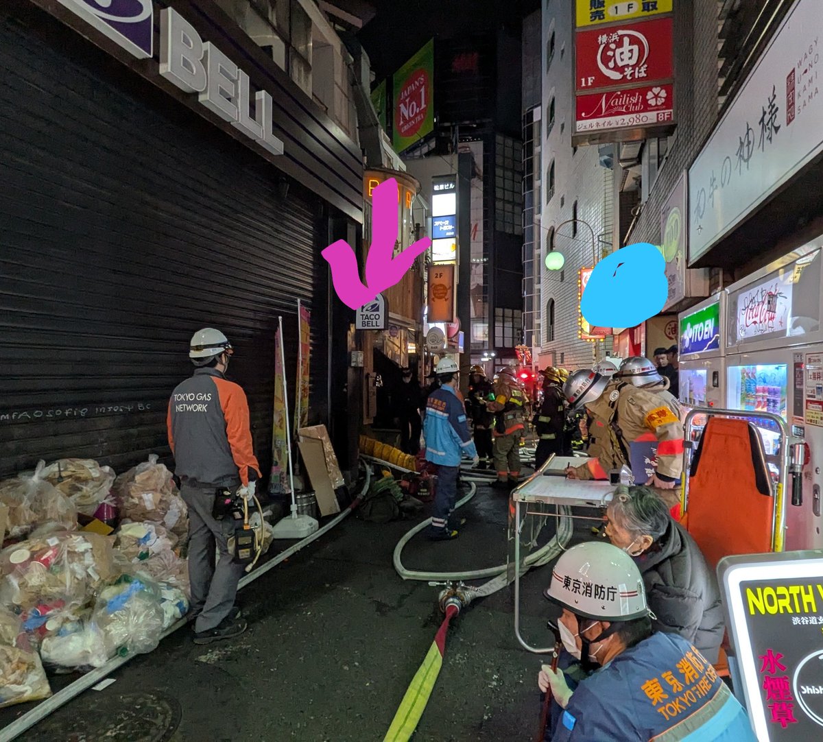 昨日シーシャ屋さん(7階)に行ってて
店出たら店前人だかり
え？送別会の見送り的な？邪魔だなと思いつつ
人をかき分け道路に出たら
細い道の向かい
目の前の店が燃えた後で消防と警察がいっぱいいたww

一歩間違えば延焼もありえたのに
全然気付かなかった😅
(水色の丸が店、矢印が燃えた所)