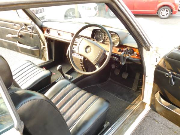 まさか10年前に元静岡県警高速隊のベンツ280CEクーペがヤフオクに出品されていたとは。フロントバンパー下にモーターサイレン、車内にスイッチが残っていることから元パトカーであるのが分かる。

ベンツ280CEクーペ 4速MT 元警察車両 激レア 旧車 右ハンドル aucview.aucfan.com/yahoo/c5585833…