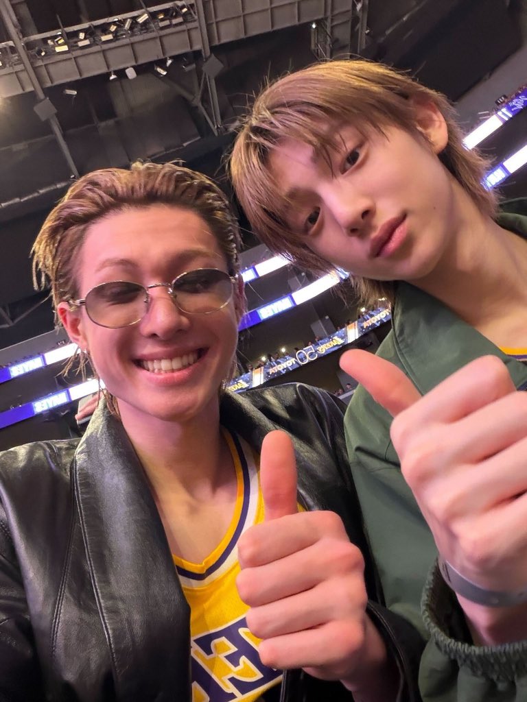 หนู ๆ ลุงขอถ่ายรูปด้วยหน่อย จะเอาไปลงเฟสบุ้ค