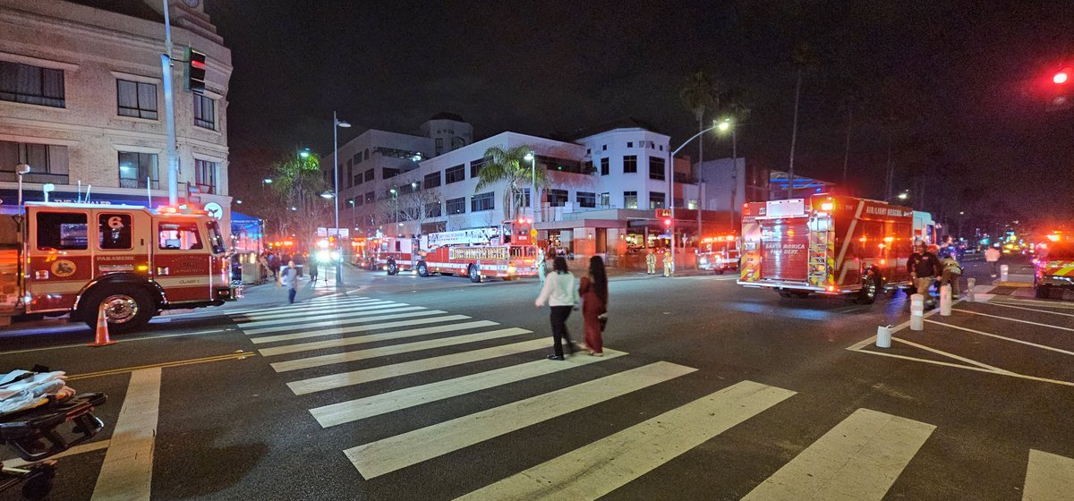 S_BixlerPhoto's tweet image. Kitchen fire at Meat on Ocean Ave x Broadway this evening. Situation under control by the time I got there. #SantaMonica #SMFD @OurSantaMonica @SantaMonicaFire