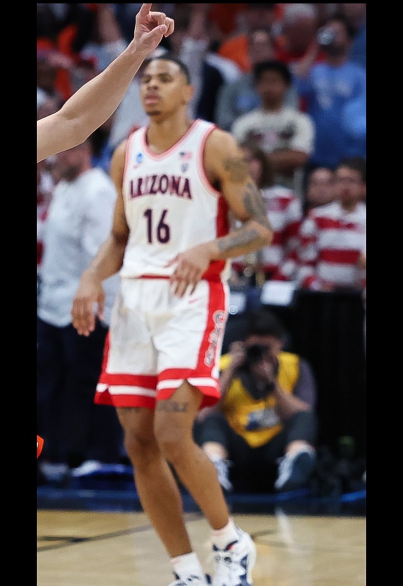 NotesOfPad's tweet photo. love the Wikipedia photo for NBA dunk contest champion Keshad Johnson. Extreme focus on some random guy’s arm and he’s chillin in the background https://t.co/vnprWjiMSa