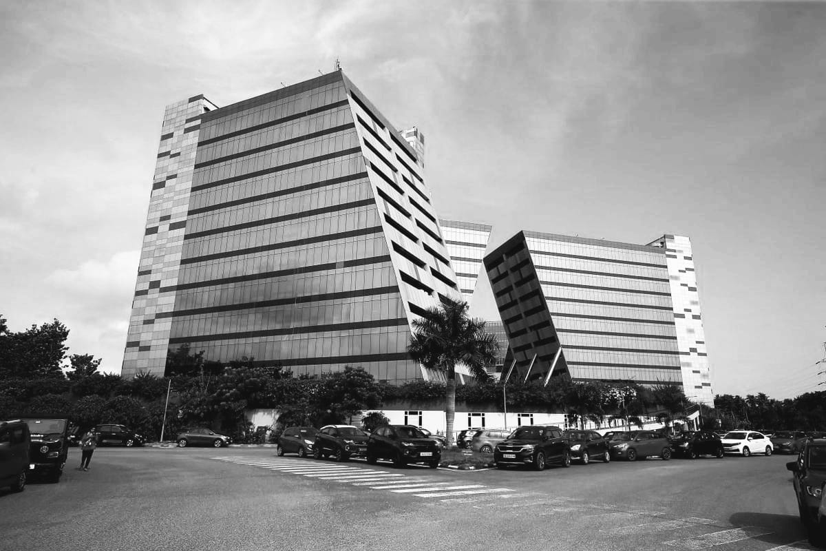 AnoopKaippalli's tweet photo. Did you know?

India’s first IT park was built in Kerala in 1990 - before Bengaluru or Hyderabad had even warmed up.

Today, after decades of LDF and Congress rule, our share in India’s IT industry is barely 2%. Strikes, anti-business politics, and resistance to modernization destroyed the lead we once had.

Now our youth are forced to search for jobs in the Gulf, Europe, and Canada instead of finding opportunities in Thiruvananthapuram or Kochi.

The Left and Congress snatched away Kerala’s future.