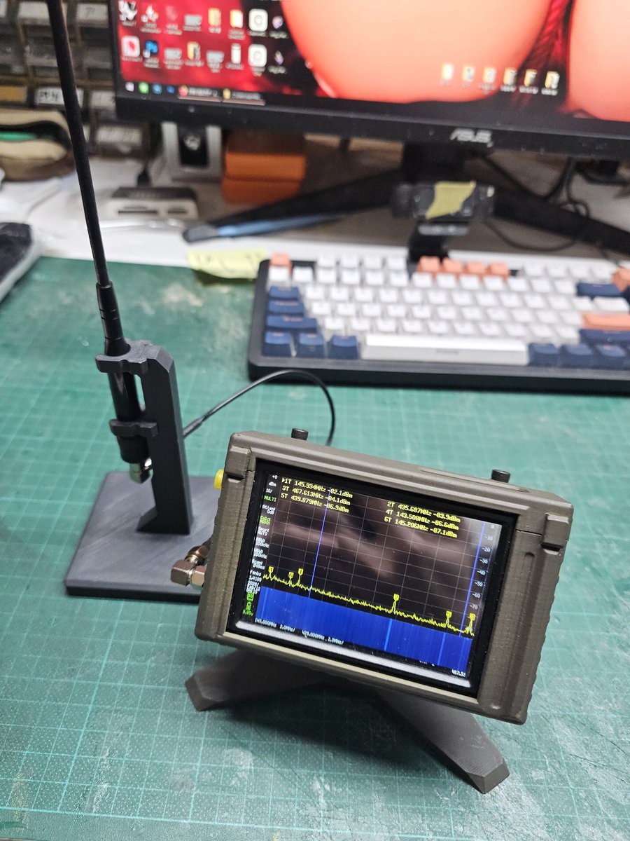 廣域搜索無線電頻道的好東西，透過專用天線加強搜索範圍內的增益，快速的看使用中頻道，將頻率輸入SDR識別CTCSS/DCS，如果是DMR也可以解。