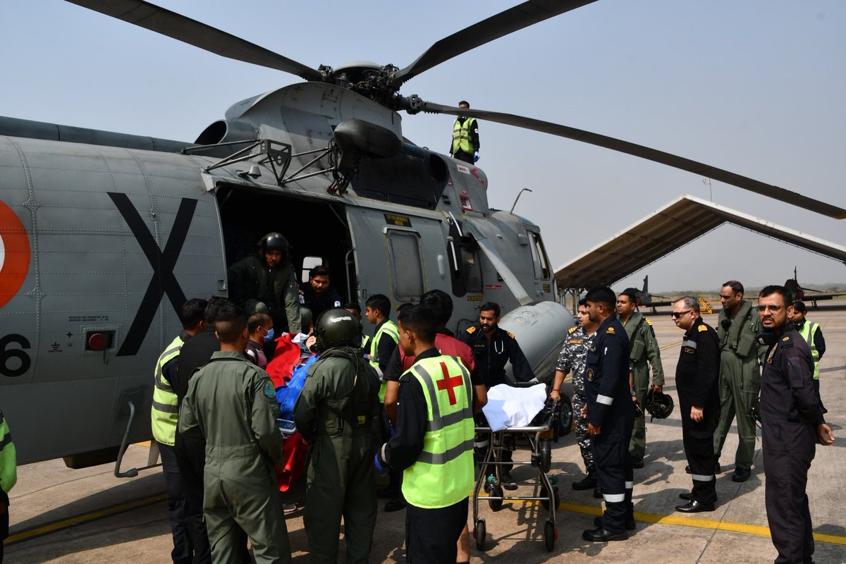 prodefencejammu's tweet image. Responding swiftly as a #FirstResponder and trusted #GlobalSecurityPartner,  #IndianNavy launched a Sea King helicopter on #14Feb to evacuate a critically ill Japanese sailor from a #JMSDF ship 200 km from #Visakhapatnam.

The patient was safely airlifted to @IN_Dega and shifted