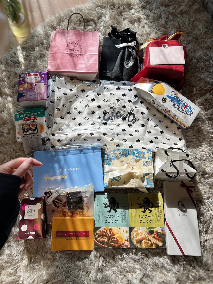 LAY__X__'s tweet image. #MyFAV でのプレゼントやお手紙、
ありがとうございました🫰🏻🫶🏻

ご当地モノとか初めて見るものばっかり…！
全部大切に使うぞ〜〜