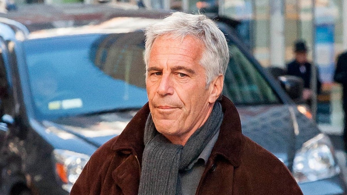 Agenda2030_'s tweet photo. Dentro de la reciente desclasificación de documentos y correos electrónicos de Jeffrey Epstein se han identificado mensajes enviados poco después de los atentados del 11 de septiembre de 2001 que contienen la frase ⤵️

"¿Dónde está el verdadero piloto?" https://t.co/RQ3spEmlHw