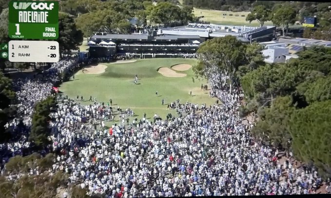 KHURUM455's tweet photo. ⚡️ Incredible scenes as the gallery floods the fairway while Anthony Kim makes his way to the 18th green 🔥
#AnthonyKim #AKisBack #LIVGolfAdelaide #GolfLife #ComebackSeason #GolfFans #GolfHighlights #SportsBuzz #Trending #GolfMoments https://t.co/y2NZHzNNKZ