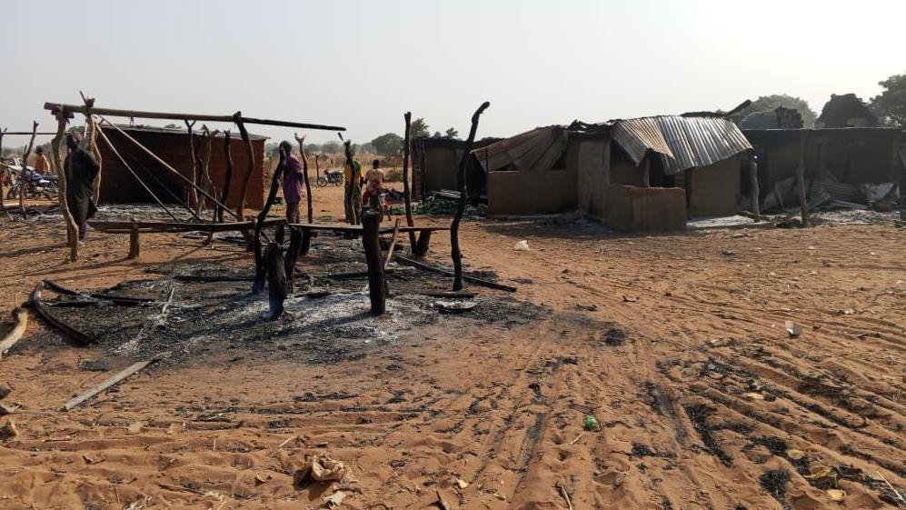 Terrorists attacked communities in Niger State, killing 32 farmers, abducting scores of residents and burning homes in Borgu. ow.ly/iKc3106uzaw