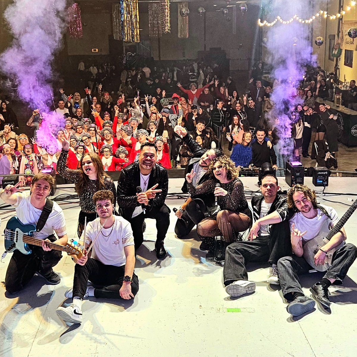 Todavía con la adrenalina por las nubes después de lo vivido en Cuevas del Almanzora. 🌌 Una mezcla explosiva de fiesta y buena música con la Orquesta Nuova Vendetta y un grandísimo publico!!
​¡Gracias por hacernos sentir como en casa en plena noche de Carnaval y San Valentín! ❤️