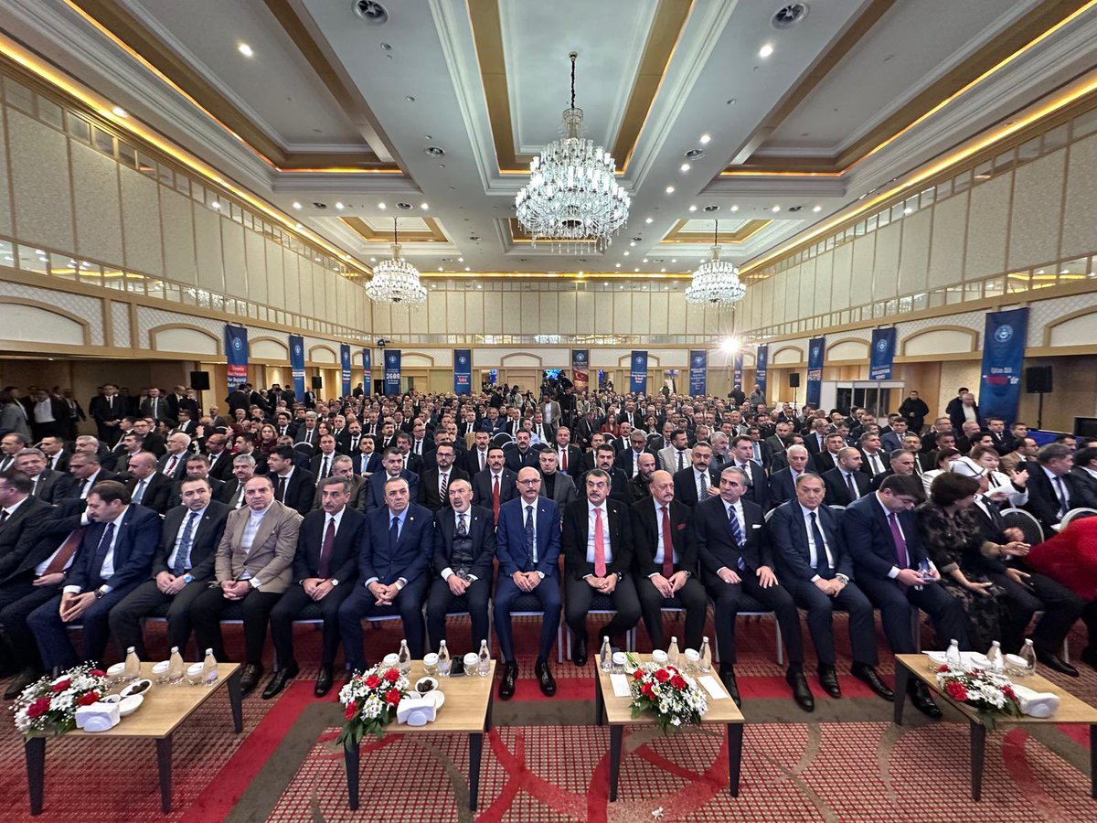 Bakan Tekin bugün Türk Eğitim-Sen genel kurulunda sahnede!  
Bu katılım tesadüf mü? Hayır! 
Yandaşın sırtını sıvazlamaya gitmiş. 

İdeolojik ortaklık apaçık ortada: 
Tarikat kokan politikalar, kayırmacı atamalar, gerici müfredat... Hepsi aynı sofrada!  

Ama hepsi bilsin ki: