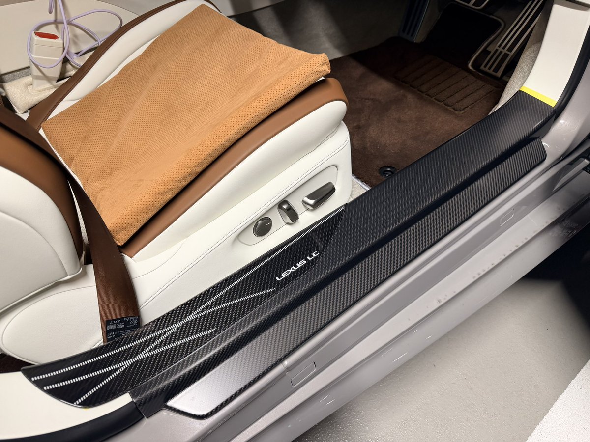 namaxchang's tweet image. 先日のNEXUS MEETSオフラインミーティングの際は実はカーボンスカッフプレートは未装着だったのですが…本日はプロテクションフィルム貼り付け完了したので無事装着です！
さすがプロの技で気泡なし！
純正然とするため、マットフィルムとグロスフィルムを使い分けてきただきました。
 #NEXUS
