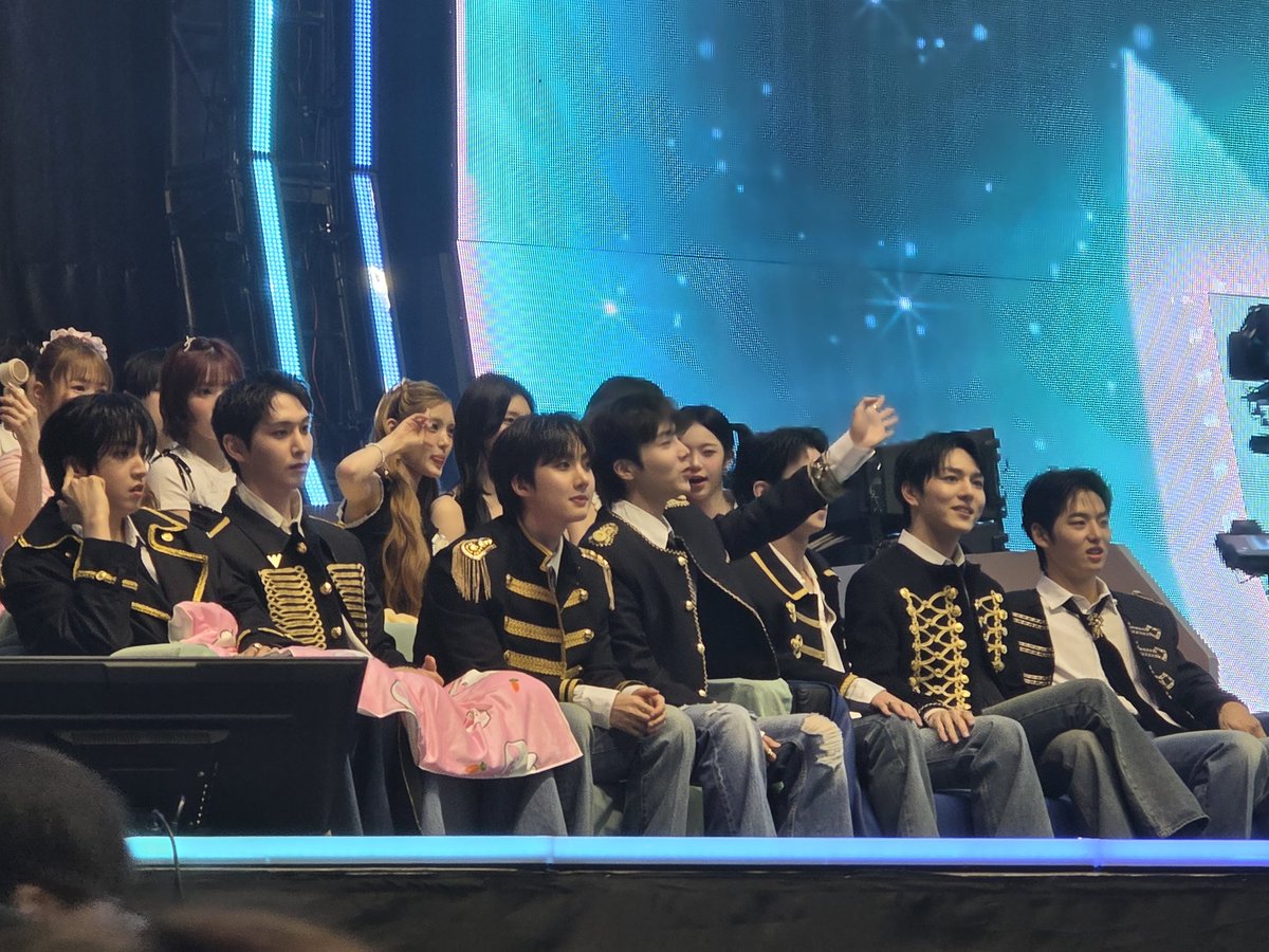 Springviolette's tweet photo. PENTAGON!!! https://t.co/8wJaYUzexU