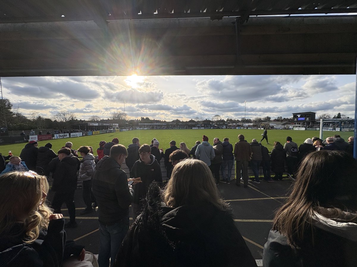 the_wmg's tweet photo. Good trip to see @WealdstoneFC v @YorkCityFC Great 3 points for City, with the sending off helping…. Nice set of fans and a pleasure to meet Gordon @OnlyOneRaider who had time to talk to everyone who approached him! 👏 https://t.co/76X5cqU5qD