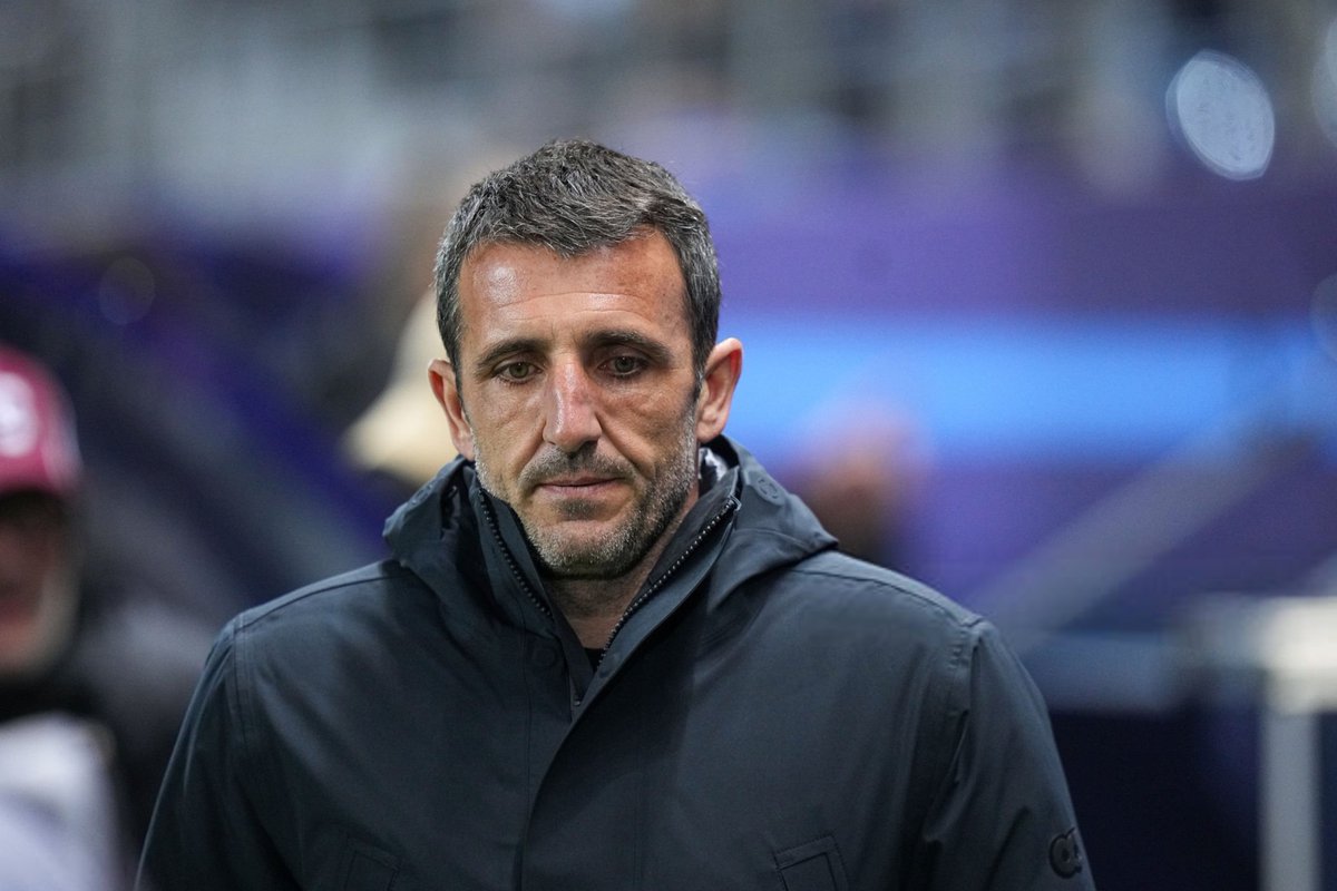 ActuL1_'s tweet image. 🚨 𝗦𝗧𝗘́𝗣𝗛𝗔𝗡𝗘 𝗚𝗜𝗟𝗟𝗜 🇫🇷 𝗥𝗘𝗟𝗔𝗧𝗜𝗩𝗜𝗦𝗘 𝗔𝗣𝗥𝗘̀𝗦 𝗟𝗔 𝗚𝗜𝗙𝗟𝗘 ! 👋💙🖤

Il souligne la "𝗹𝗲𝗰̧𝗼𝗻 𝗱'𝗲𝗳𝗳𝗶𝗰𝗮𝗰𝗶𝘁𝗲́" d'un RC Lens au niveau du PSG. 

Malgré 𝘂𝗻𝗲 𝗯𝗼𝗻𝗻𝗲 𝗲𝗻𝘁𝗮𝗺𝗲, le coach parisien 𝗿𝗲𝗴𝗿𝗲𝘁𝘁𝗲 𝗹𝗲 𝗺𝗮𝗻𝗾𝘂𝗲 𝗱𝗲…