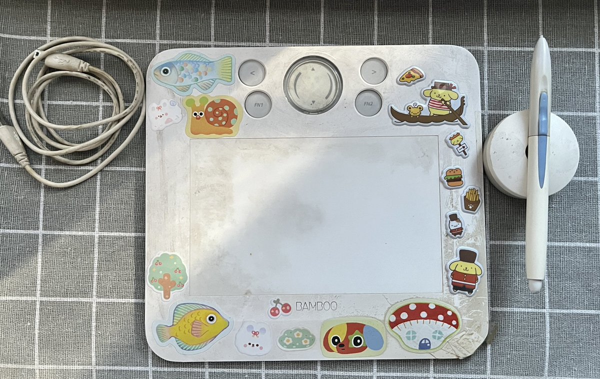 sleeepingpill's tweet photo. เชิญทุกคนร่วมไว้อาลัยแก่คุณปู่ Wacom Bamboo Fun (2008-2026) 🪦🕊️
ขอบคุณ 18 ปีที่อยู่ด้วยกันมา 
ตอนนี้ได้เวลาพักแล้วนะ 🤍🥹 https://t.co/qs99zukcKG