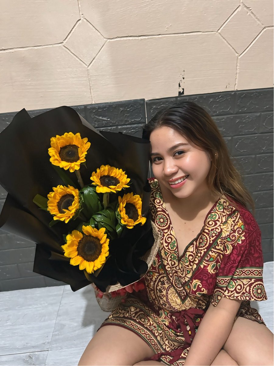 msmdtch_ema's tweet photo. I told him not to buy me flowers anymore since they’re expensive and I already receive them every month for our monthsary. But he still surprised me again, plus we have a dinner date this Monday.😘 https://t.co/Vqr4eqicWf