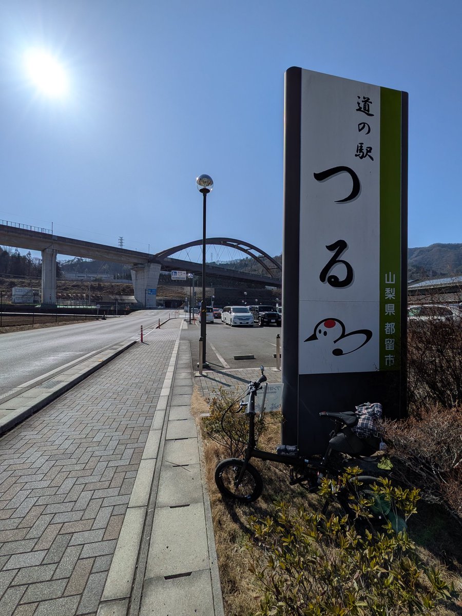 kero_69's tweet photo. 尾県郷土資料館。道の駅つるから赤い屋根が見えた、昔の洋風建築の学校が復元されたもの。ガイドの方がていねいに説明してくださった。根津嘉一郎が山梨の多くの小学校に寄贈したピアノがあった。根津さん正徳寺の出身���ったのか。親父と同郷じゃん！ https://t.co/elq5wVa6V6