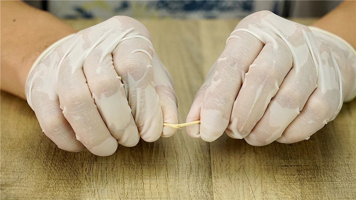 AudreyGcq's tweet image. "Sorting old items today—found a 2018 festival ticket, a faded friendship bracelet, and a note that still makes me smile. Some things are too good to toss.  #OldItemSorting #MemoriesInBoxes"