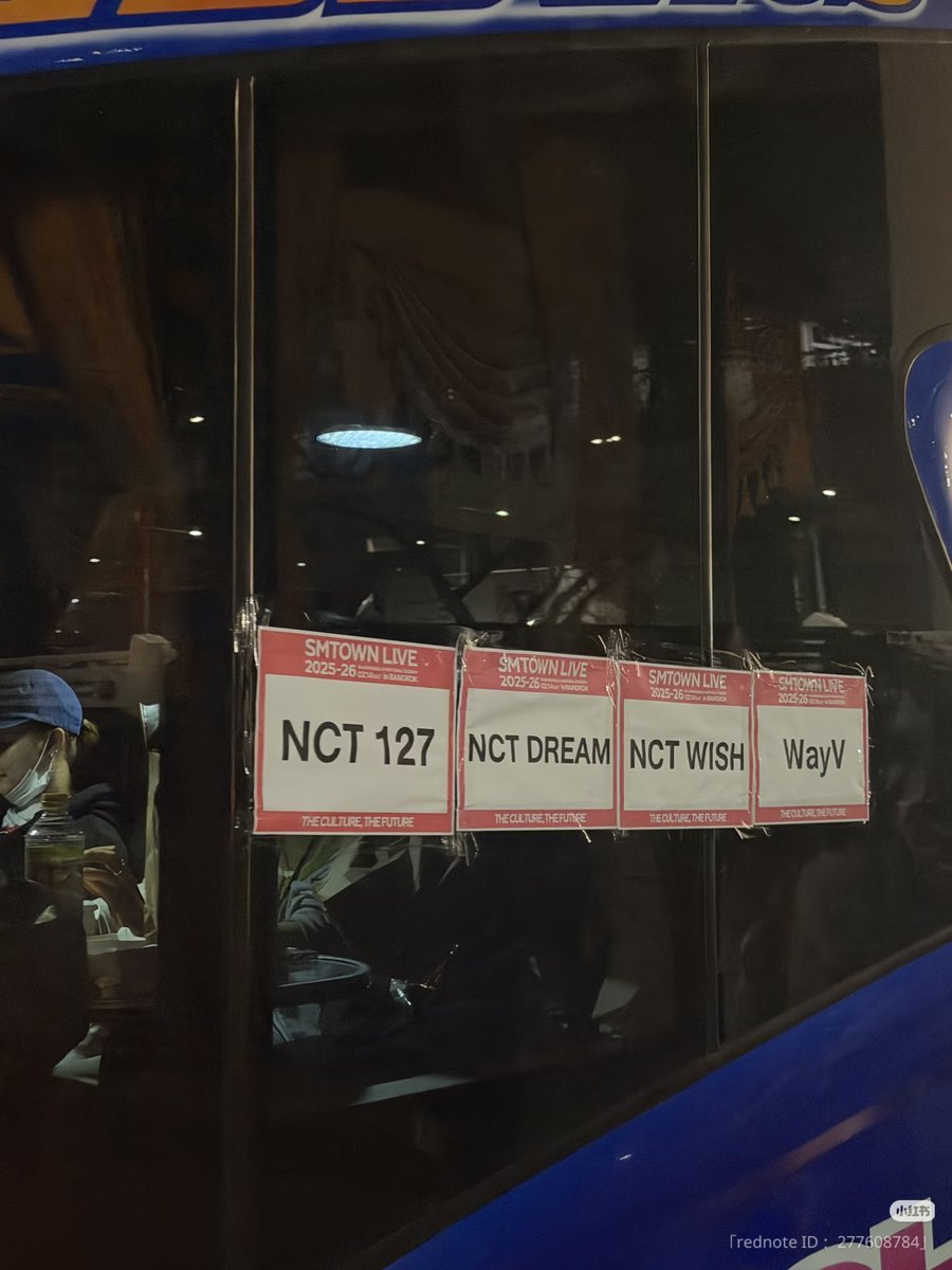 อันนี้ขนาดยังขนศิลปินมาไม่หมดตึกชมพูนะ ดงบังก็ไม่มา เอสเจก็ไม่มา พี่แท พี่คีย์อีก ยังเหมารถทัวร์ 3 คัน ถ้ามาหมดค่าย+ทีมงานน่าจะต้องเหมารถทัวร์ 5 คัน+ป่ะ😭