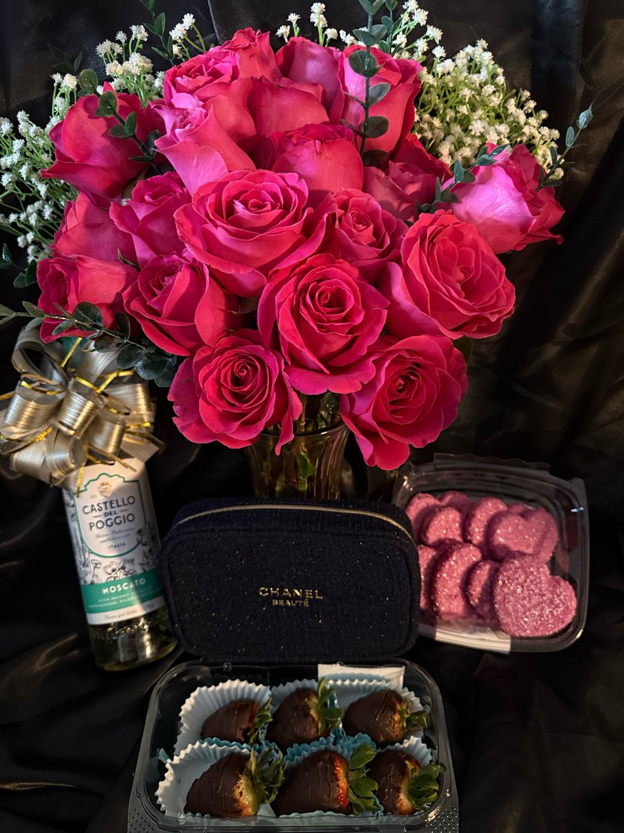 beachbaby1528's tweet image. Happy Valentine’s Day! Love All My Valentine’s Goodies! 💕💋 #ValentinesDay #Chanel #Moscato